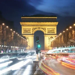 Begränsat antal Arc De Triomphe and light trails Paris